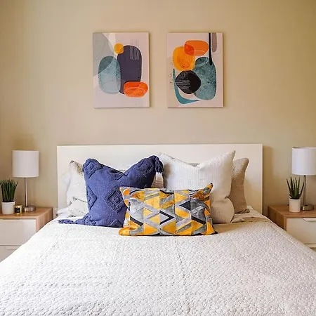 Colorful Downtown Condo, 2 Bedrooms, King Bed